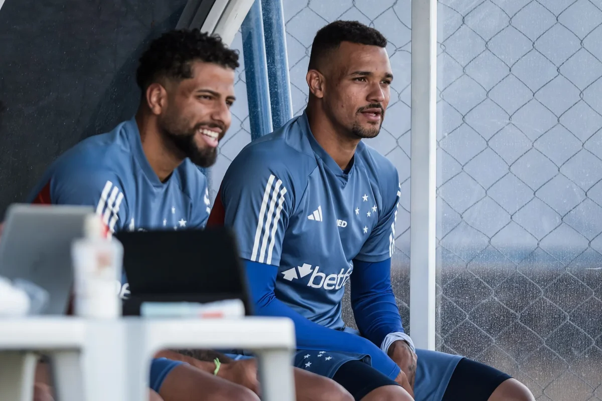 Título Otimizado para SEO em Português-BR: "Cruzeiro Sofre Derrotas Mesmo com Defesa Sólida: Dupla Zagueira Acumula Mais de 1.200 Minutos sem Sofrer Gols no Campeonato Brasileiro"