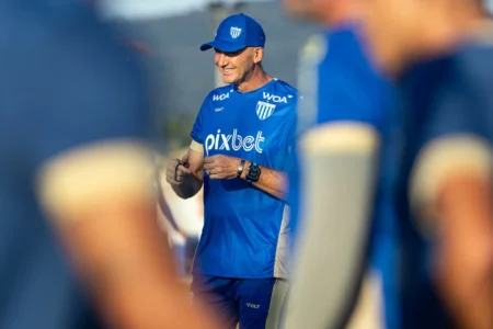 Dal Pozzo explica motivo de Poveda como titular do Avaí contra a Chapecoense