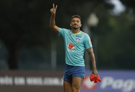 "Danilo, capitão da Seleção Brasileira, solicita foco e seriedade antes da estreia: 'Precisamos mudar a postura e diminuir os sorrisos'"