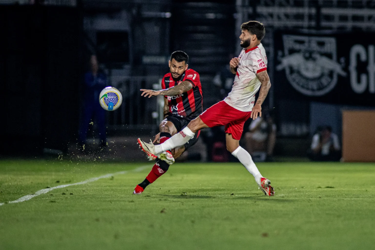 "Derrota decepcionante: Vitória afunda no Z-4 da Série A após tropeço contra o Bragantino"