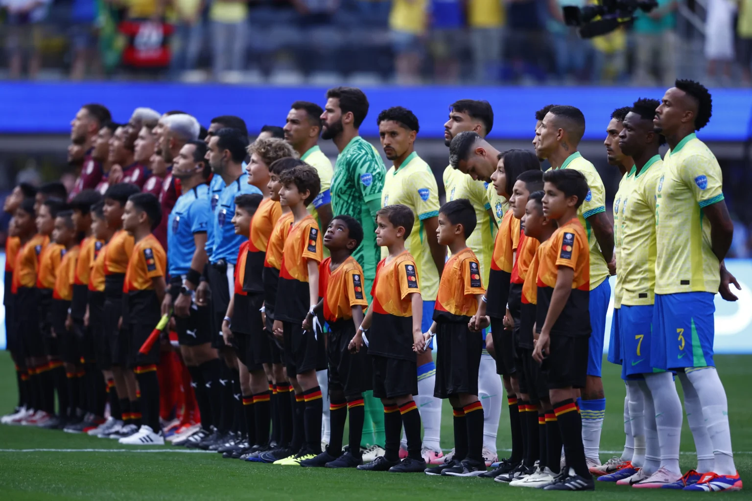 "Desempenho da Seleção Brasileira: Marquinhos com Gol Anulado e Vini Jr. Discreto em Empate contra a Costa Rica"