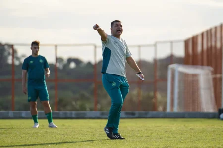 Desfalques na Chape: Louzer sofre baixas de titulares para partida seguinte