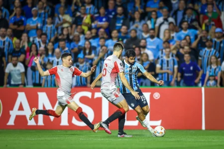 Diego Costa enfrenta problema muscular e será submetido a exames no Grêmio