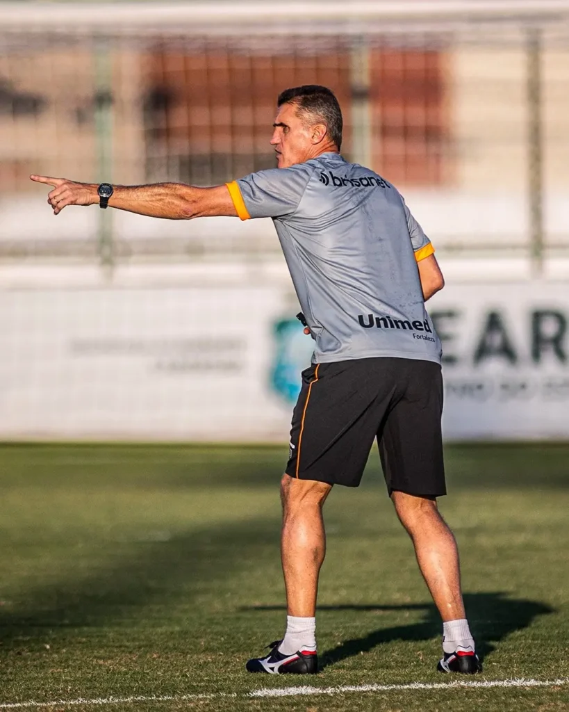 Dois jogadores da equipe sub-20 do Ceará treinam com o time profissional para a próxima partida.