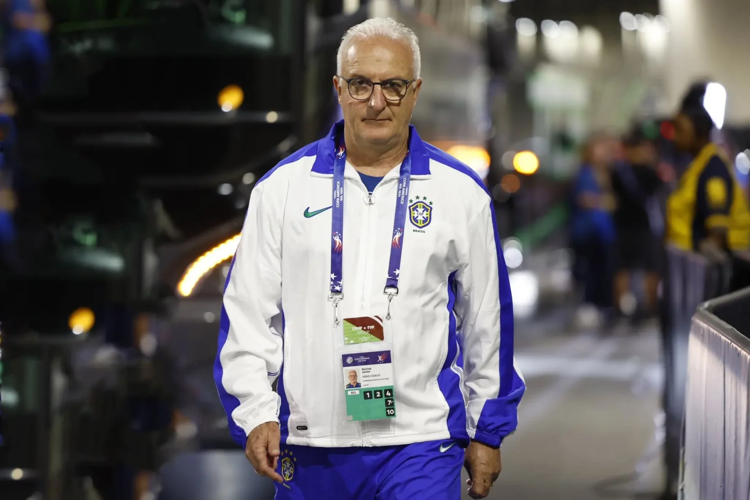 "Dorival Júnior Homenageia a Lenda Zagallo com Uniforme Especial na Estreia da Copa América"