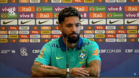 Douglas Luiz fala sobre relação de infância com João Gomes e analisa disputa no meio da Seleção
