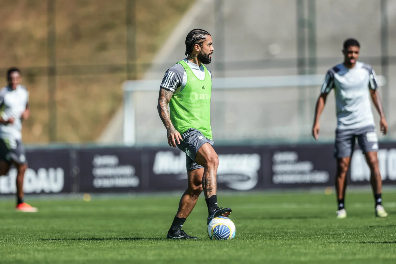 "Escalação do Atlético Mineiro: Otávio retorna, e Bernard realiza treino individualizado"