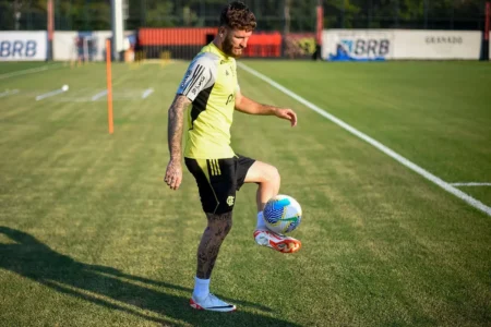 Escalação do Flamengo: Tite testa equipe com Léo Pereira na lateral esquerda e Ortiz como volante