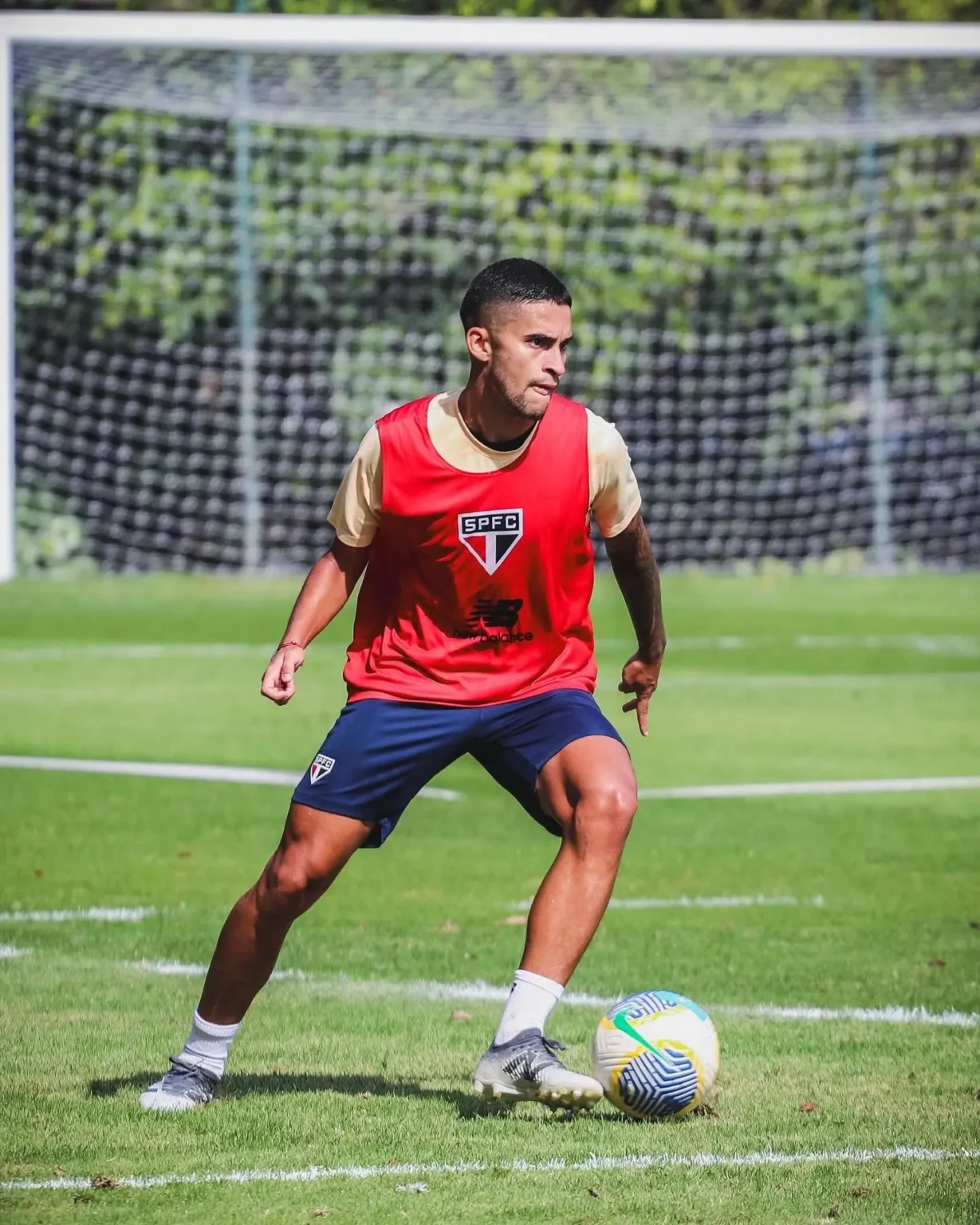 Escalação do São Paulo para o Jogo contra o Bahia: Nestor em Treinamento, Situação Incerta