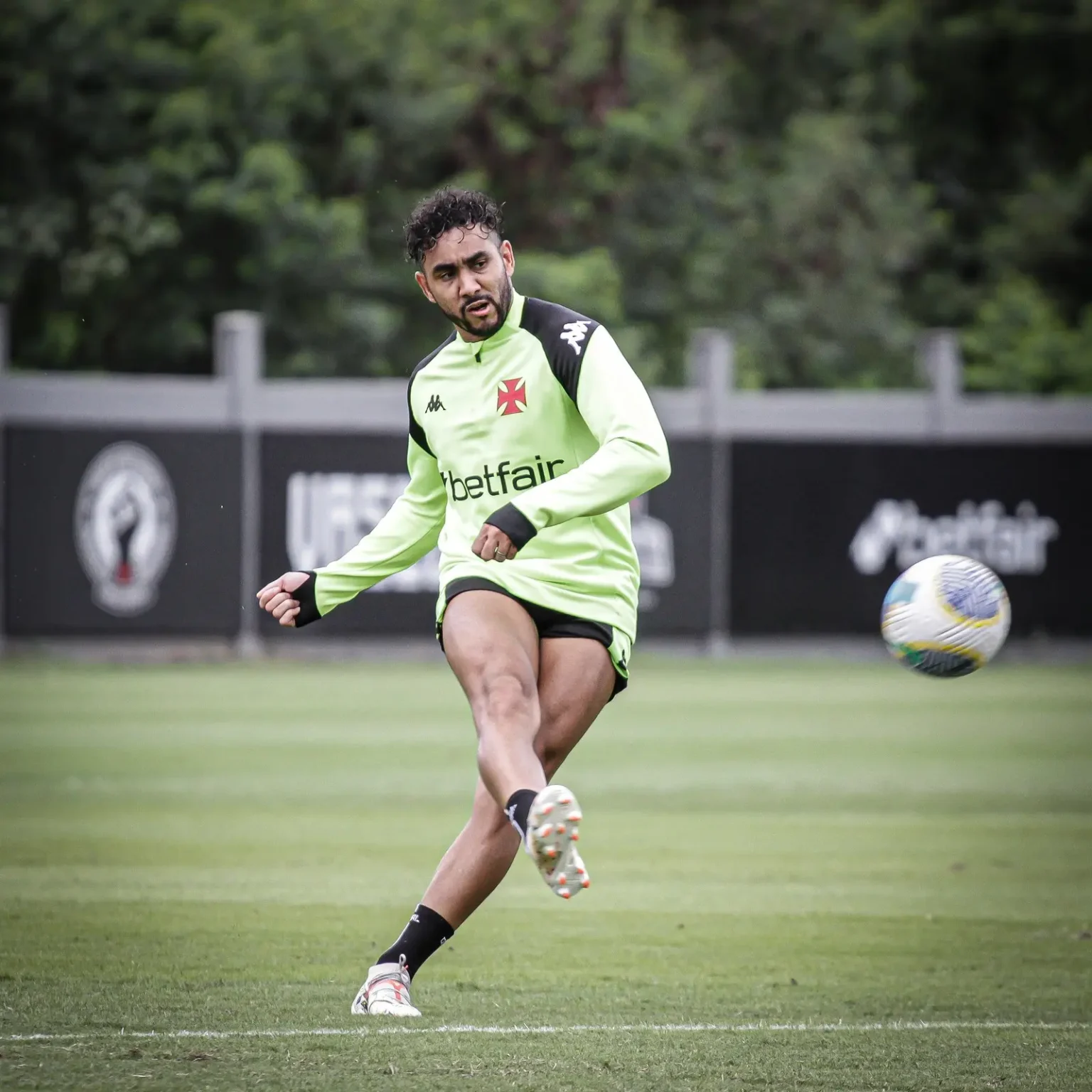 Escalação do Vasco para o Jogo Contra o São Paulo: Vegetti de Volta, Mas Payet Permanece Ausente