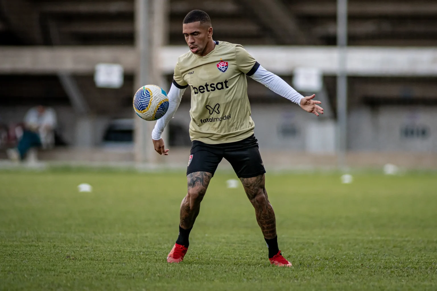 "Escalação do Vitória para o confronto com o Athletico: desfalques e time provável após treino final"