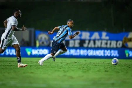 Everton Galdino recebe terceiro amarelo e desfalca Grêmio contra Fortaleza