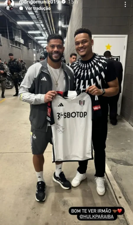 Ex-atleta do Atlético-MG presente na Arena MRV, atacante da Premier League assiste jogo do Galo e tiete Hulk