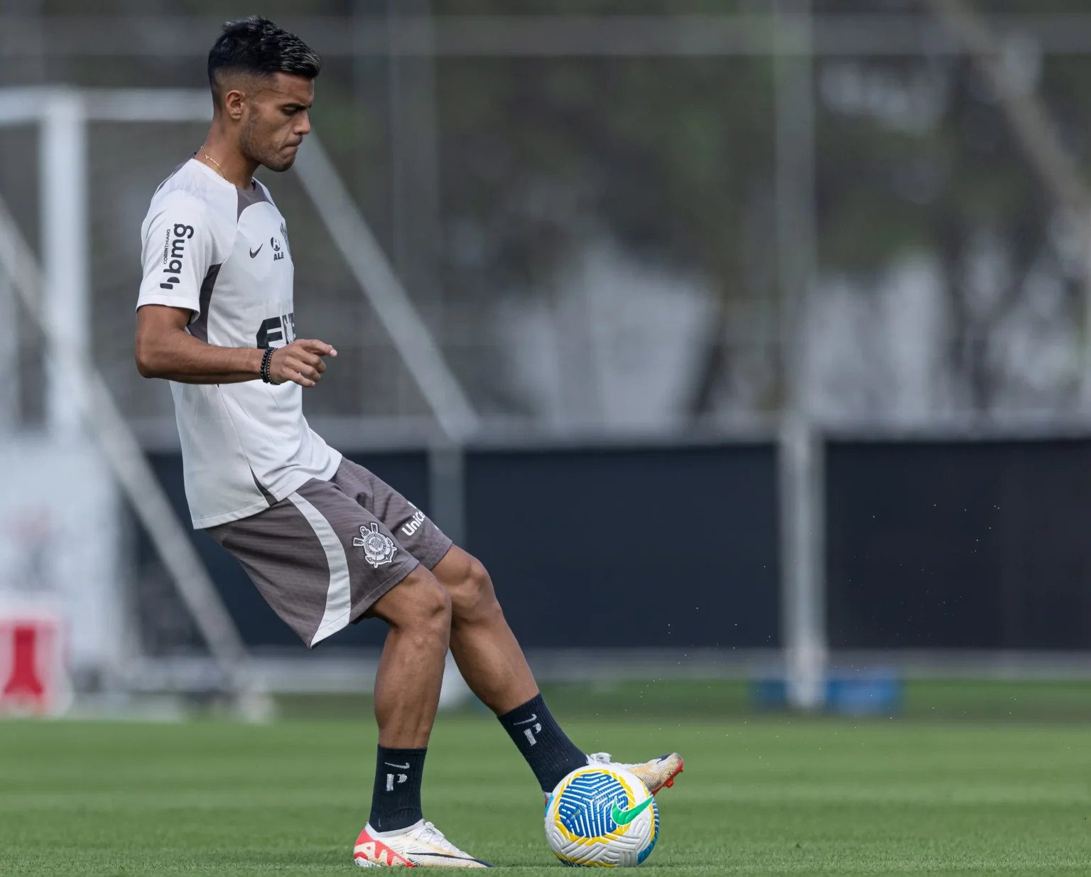 "Fausto, Prestes a se Unir ao Atlético-MG, Retorna aos Treinos no Corinthians após Diálogo com António"