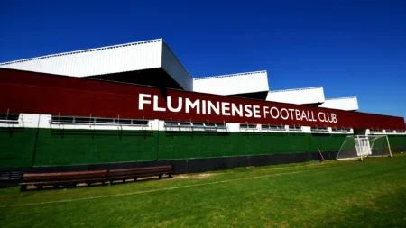 Título otimizado para SEO em Português-BR: "Fluminense Jogadores Enfrentam Protestos no Centro de Treinamento"