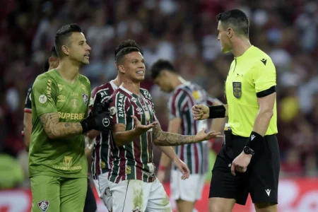 Fluminense x Flamengo: Árbitro defende marcação de penalidade em jogo entre os rivais