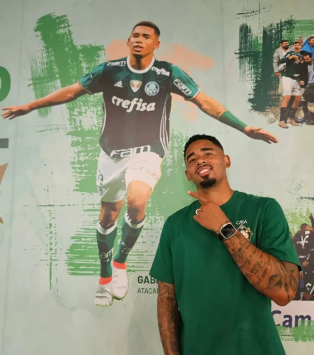 "Gabriel Jesus Retorna às Origens: Visita Centro de Treinamento da Base do Palmeiras e Autografa Sua Própria Foto"