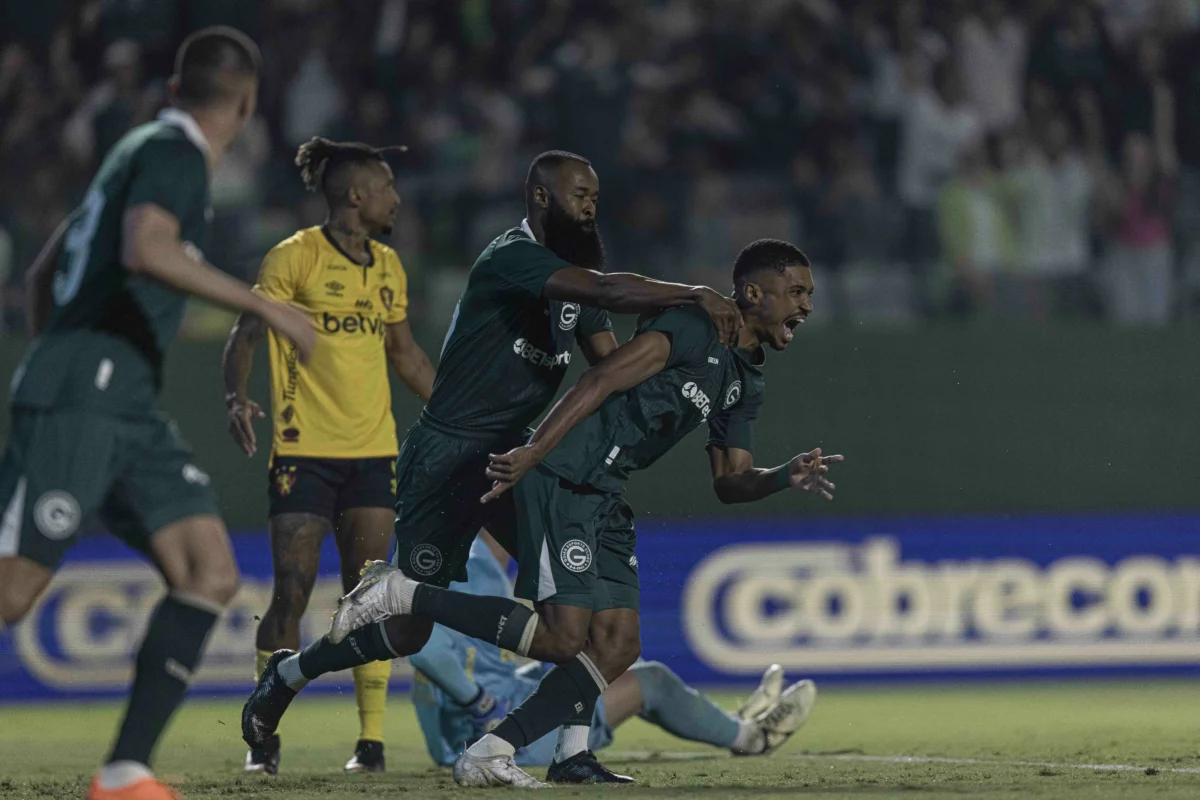 Goiás assume a liderança isolada da Série B do Brasileirão