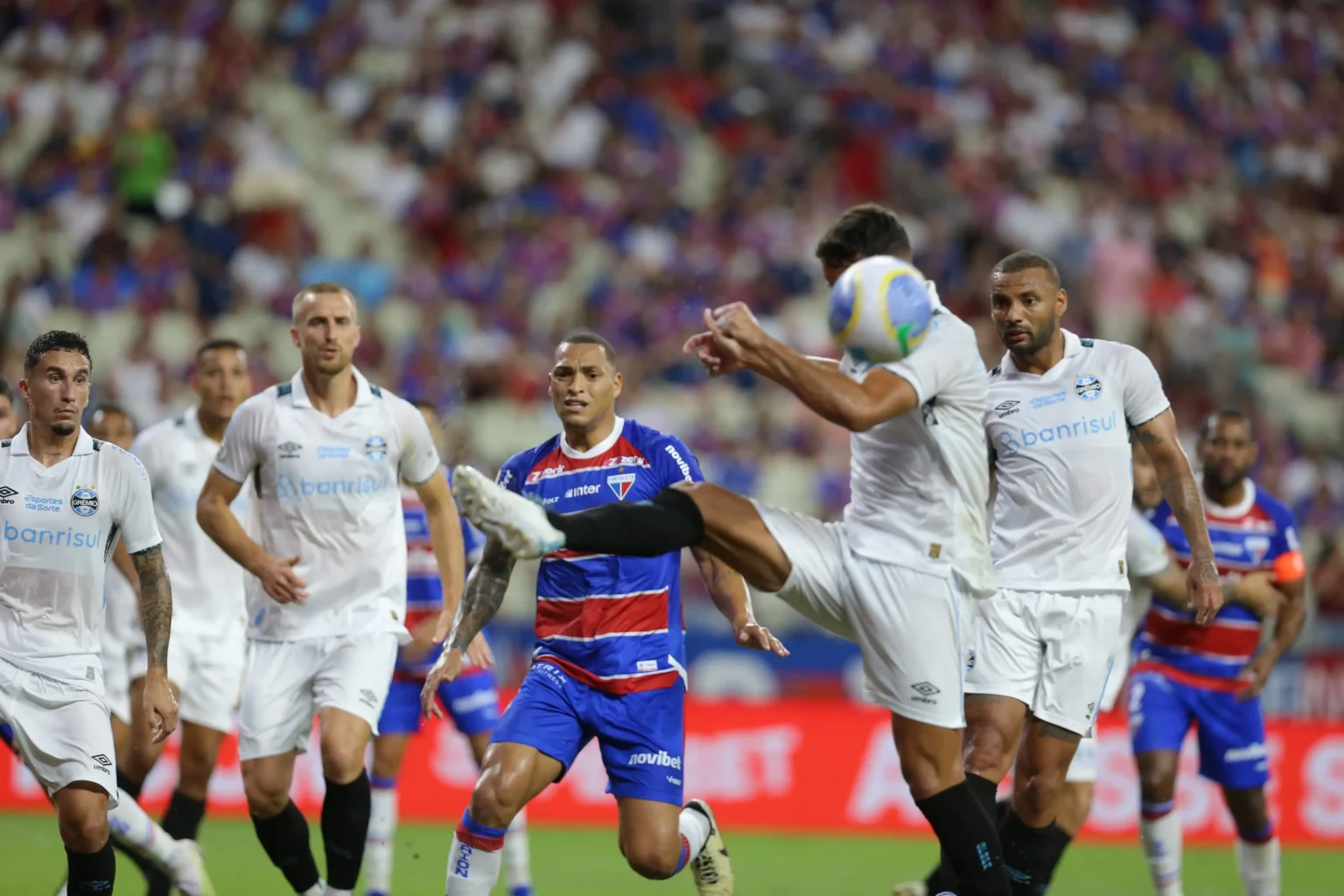 "Gol de pênalti garante vitória crucial para o Fortaleza"