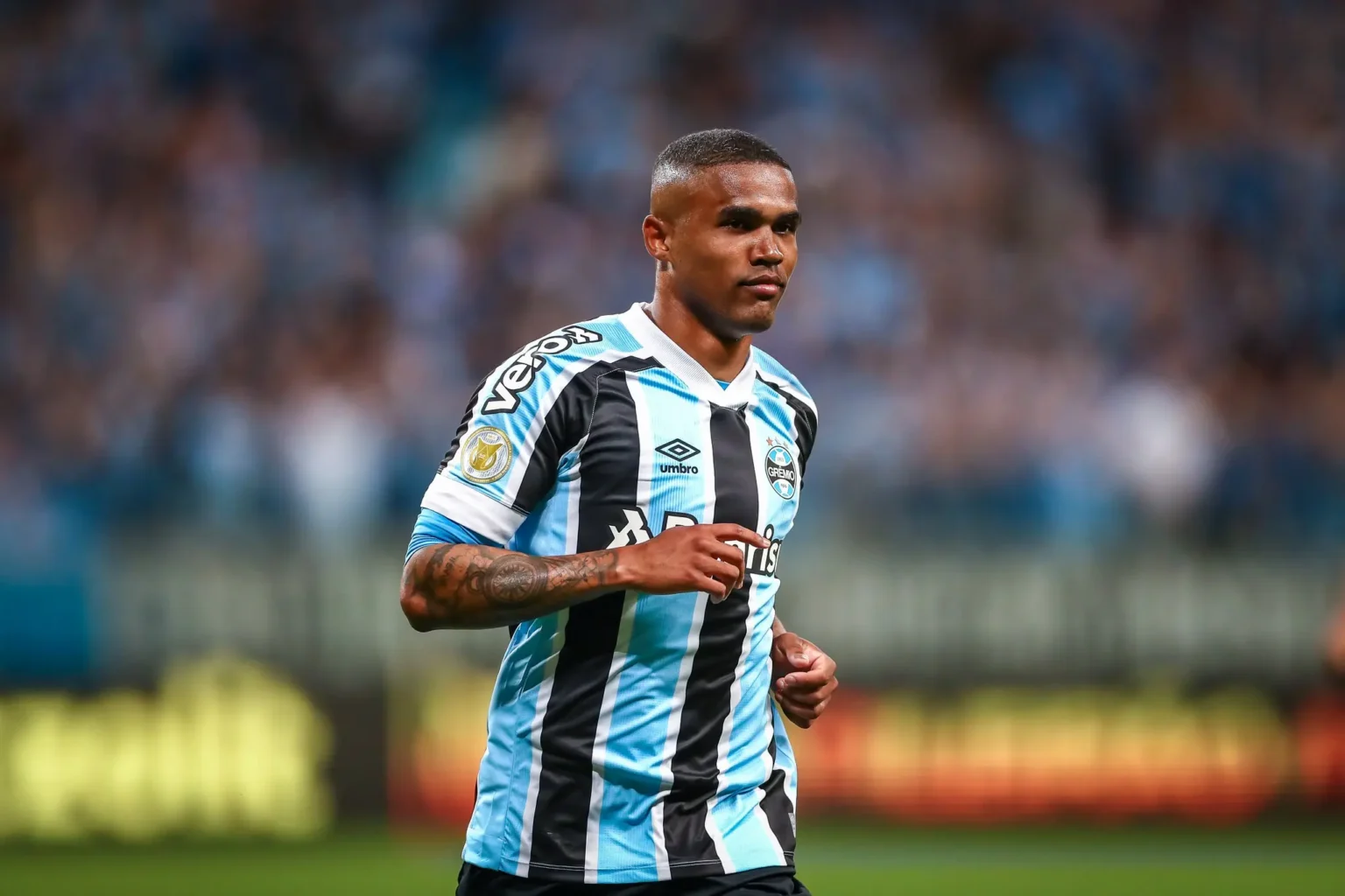 "Grêmio e Douglas Costa: Sobrevivendo ao Fantasma do Rebaixamento e a Luta pela Recuperação"