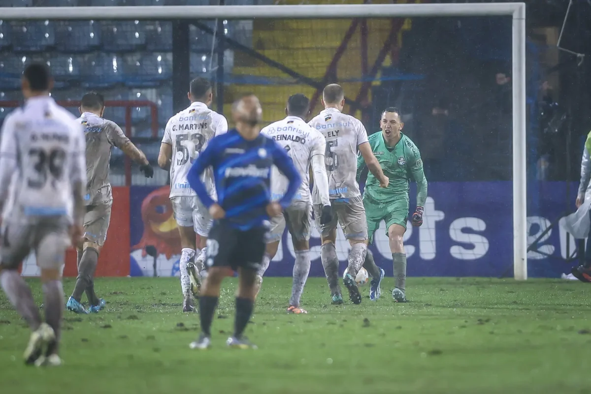 Grêmio mostra alma copeira em vitória heróica sob temporal na Libertadores