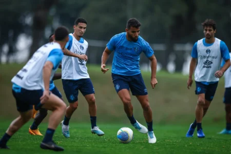 "Grêmio se prepara para confronto contra o Atlético-GO após estadia em Curitiba"