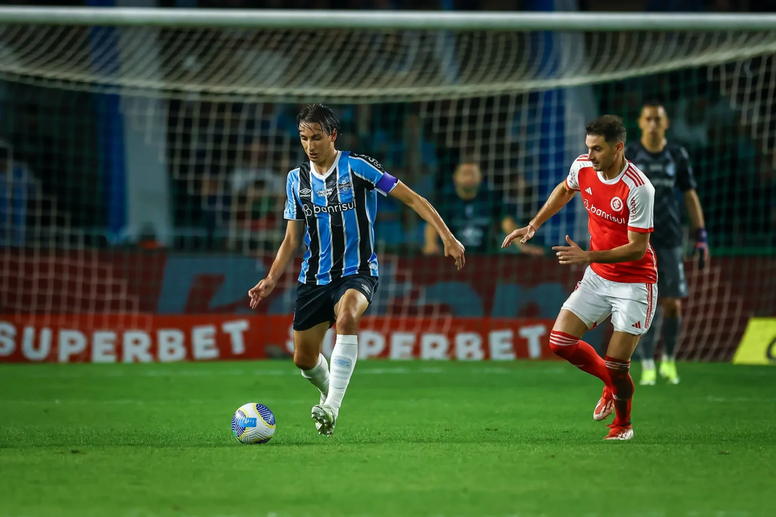 "Grêmio Anuncia Extensão de Contrato de Geromel Até Final da Temporada"