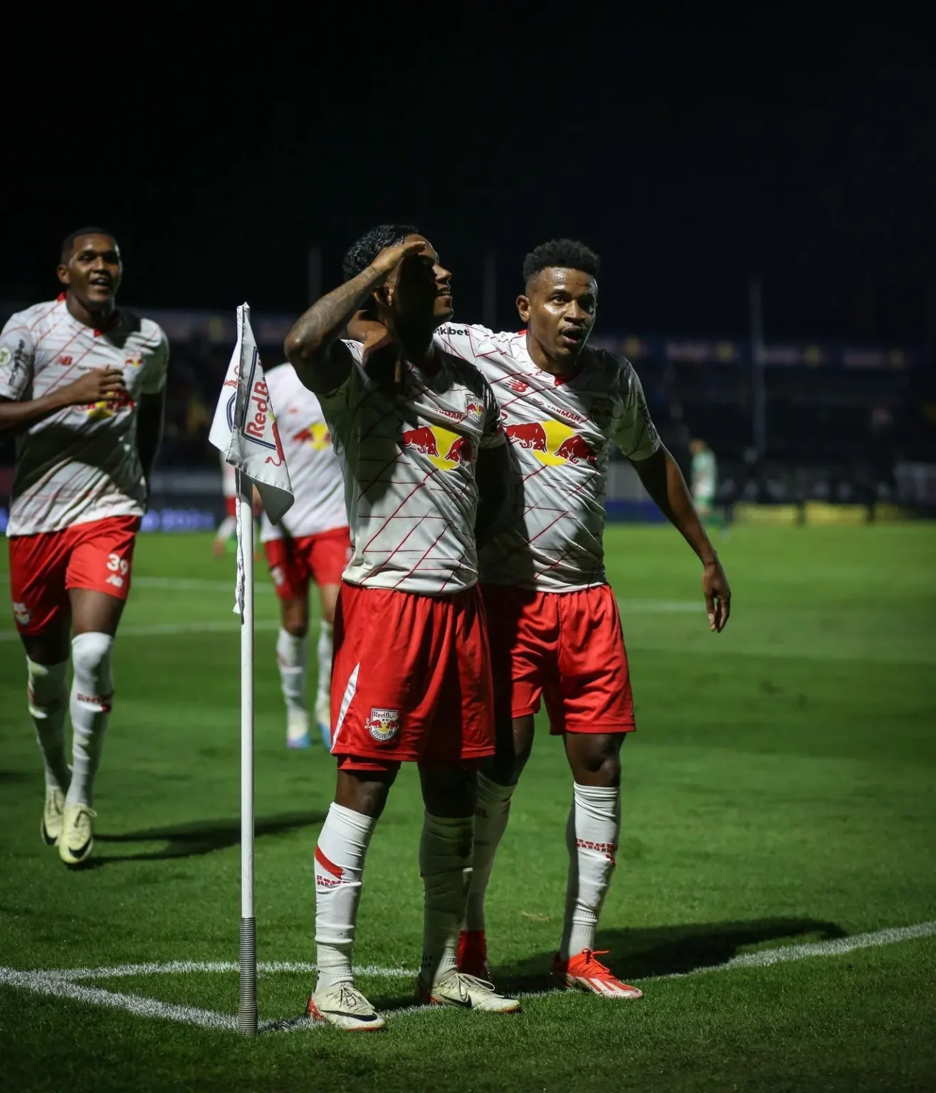 Herói do Bragantino, Helinho admite gol acidental contra o Juventude: "Fui cruzar"