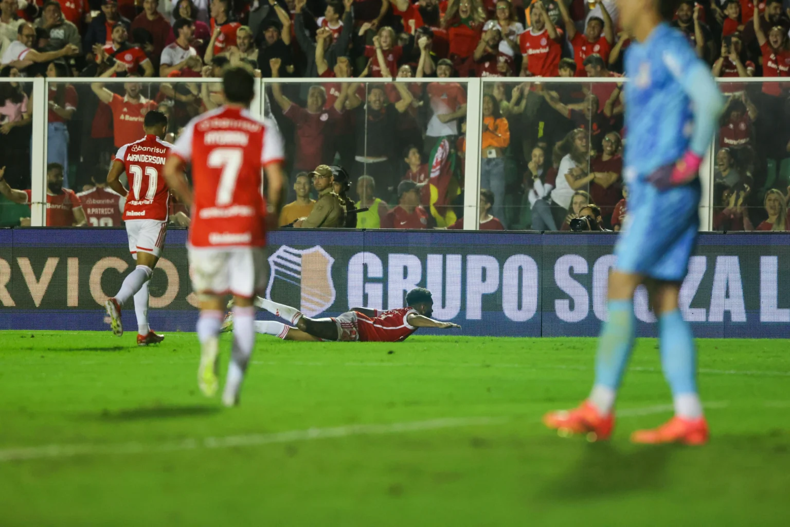 "Inter Adota Novo Sistema Tático com Dois Atacantes e Ganha Vigor para o Clássico Gre-Nal"