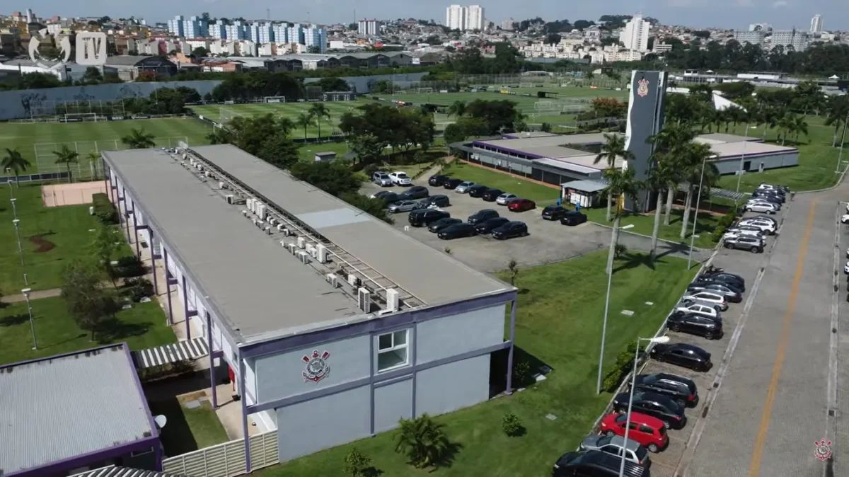 "Invasão de Torcedores do Corinthians no Centro de Treinamento durante Dia de Folga da Equipe"