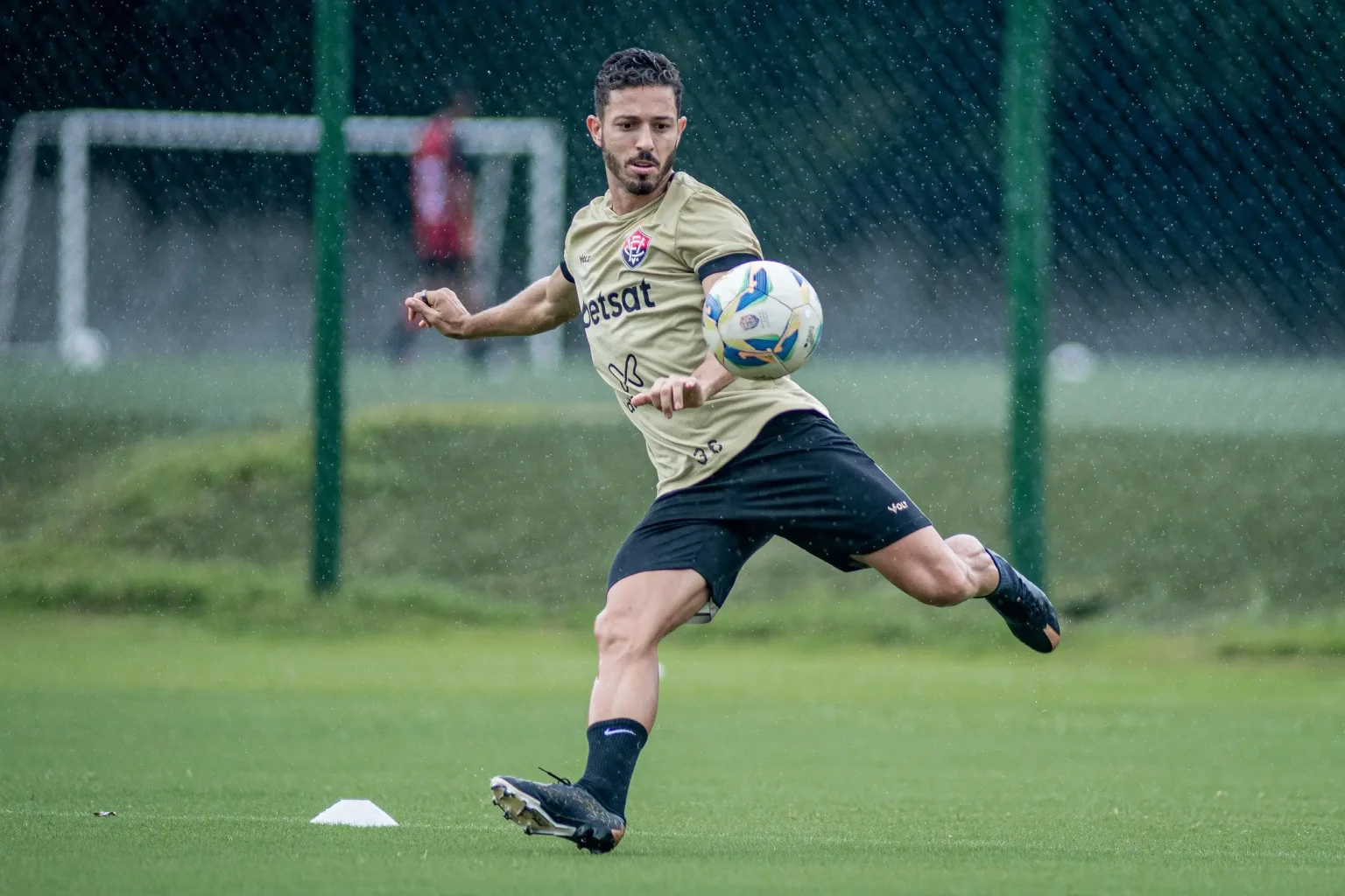 "Jean Mota Analisa Transição ao Futebol Brasileiro e Progresso no Vitória"