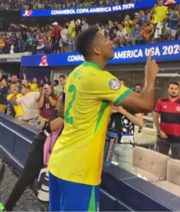 "Jogador da Seleção Brasileira, Danilo Discute com Torcedor e Neymar Intervém: 'Ninguém Está Brincando'"
