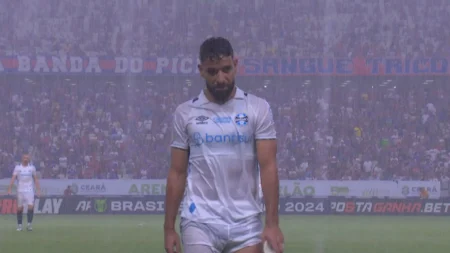"Jogador Pepê do Grêmio é desfalque no Gre-Nal após expulsão por 'atitude infantil'"