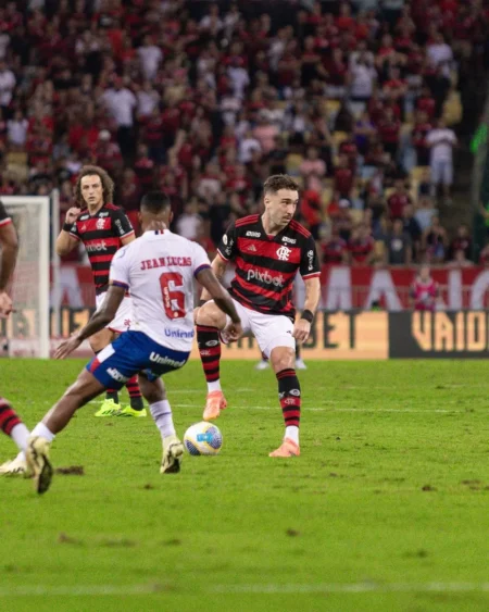 Jogador Versátil: Léo Ortiz Brilha com Adaptações Criativas no Flamengo - "Modo Sacrifício"