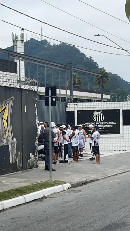 Jogadores do Santos são cobrados por torcidas organizadas no CT novamente