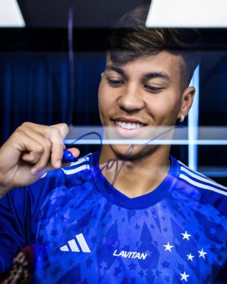 "Kaio Jorge Recebe a Emblemática Camisa 9 do Cruzeiro, Inspirado pelos Ensinamentos de Cristiano Ronaldo e Emocionado com o Choro do Pai"