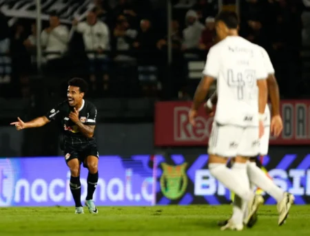 Lucas Evangelista, jogador do Bragantino, confirma interesse do Corinthians