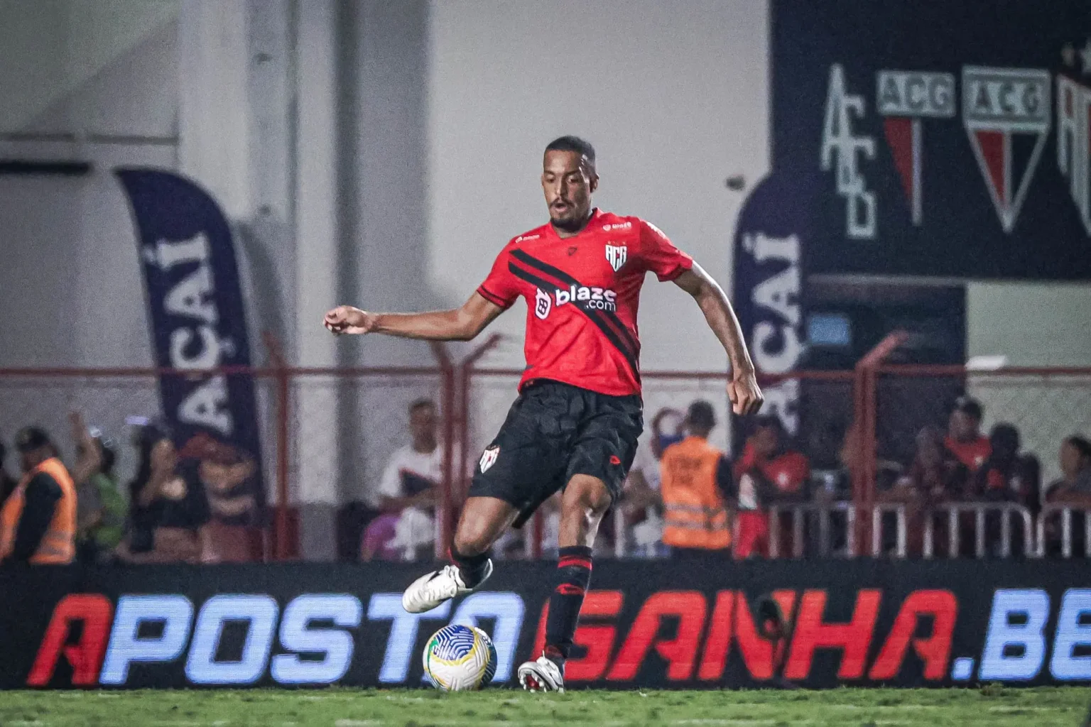 "Luiz Felipe celebra redenção no Atlético-GO e mira consolidar titularidade"