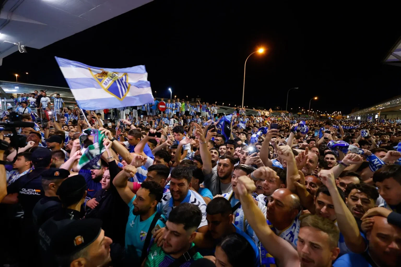 "Málaga, tradicional clube da Espanha, volta à Segunda Divisão e torcida celebra no aeroporto"