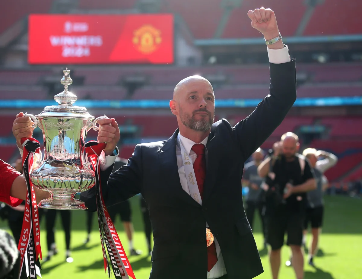 Manchester United mantém Erik ten Hag como técnico da equipe