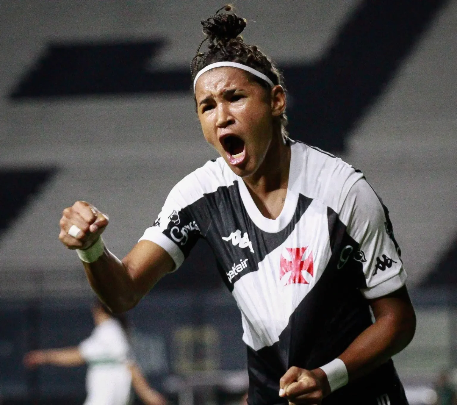 "Maria Vitória, a Promessa do Futebol Brasileiro, Comanda o Vasco na Jornada pelo Retorno à Série A"