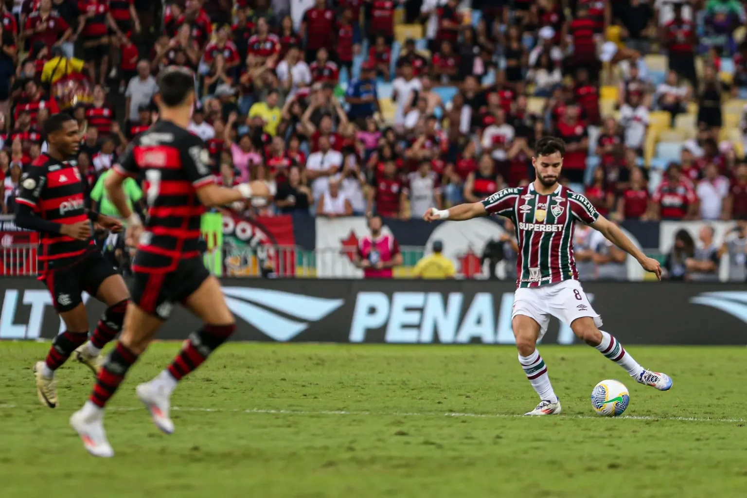 "Martinelli Critica Penalidade Não Marcada Contra Bruno Henrique na Derrota do Fluminense: 'Foi Falta Contra Nosso Jogador'"