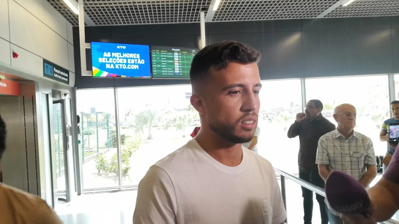 "Matheus Henrique Chega a BH para Exames Médicos Antes de Assinar Contrato com o Cruzeiro"