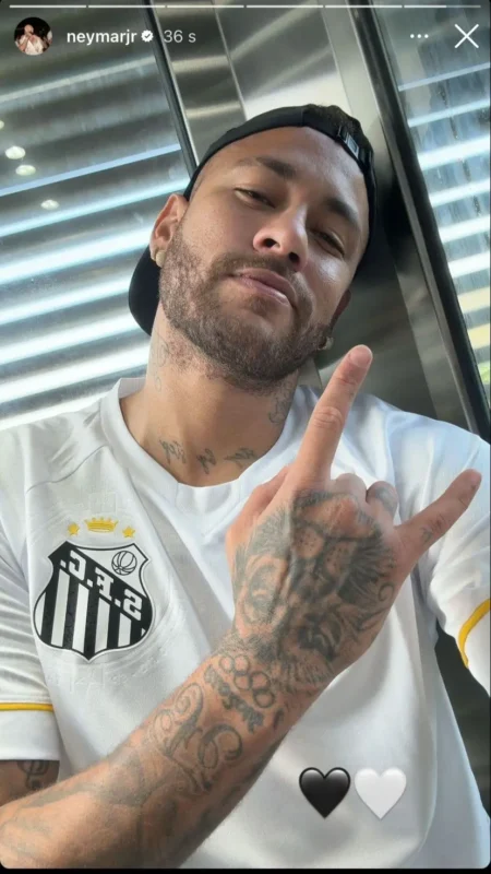 Neymar compartilha imagem com a camisa do Santos após aparecer vestindo as cores do Flamengo