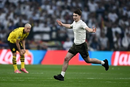 Champions League: invasões no campo interrompem final em Wembley - O que aconteceu?