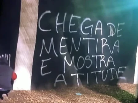 "Pichação nos Muros da Sede Social do Corinthians: Uma Mensagem Desafiadora"