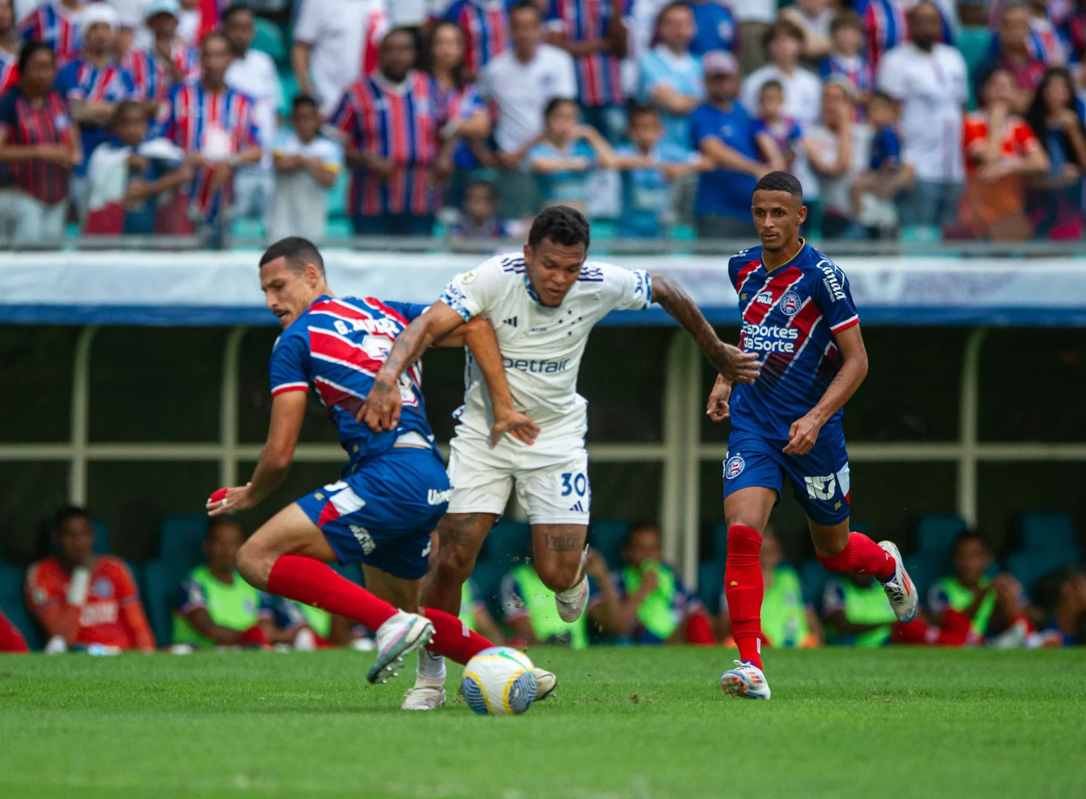 "Protagonismo dos Substitutos do Bahia: Estupiñán, Biel e Ademir Brilham ao Entrar em Jogo e Decidem Vitória Contra o Cruzeiro"