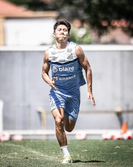 Questões extracampo barram Miguelito de oportunidade no time principal do Santos