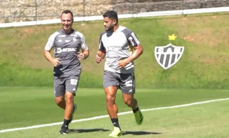 Recuperando-se no Atlético-MG, Hulk realiza atividades individuais e corre em campo durante treino