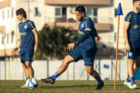 Salários em dia e treinos abertos marcam retorno do Avaí após PAUSA dos jogadores.